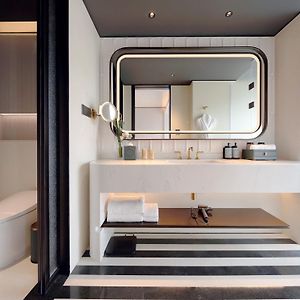 LUXURY CLUB ROOM Club Millesime Access 1 King Size Bed City View